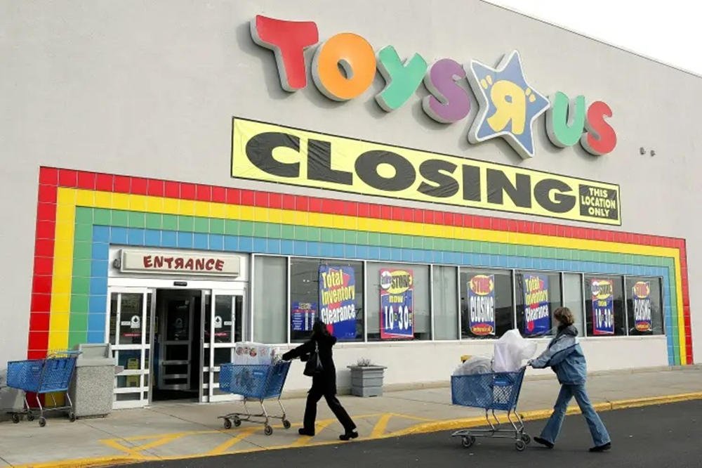 is toys r us still open